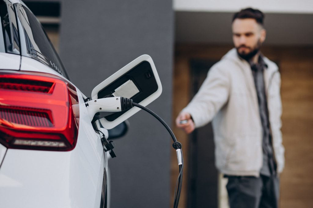 La voiture électrique à 100 euros par mois démarre avec l'initiative de l'État