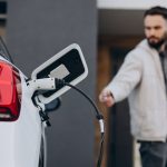 La voiture électrique à 100 euros par mois démarre avec l'initiative de l'État