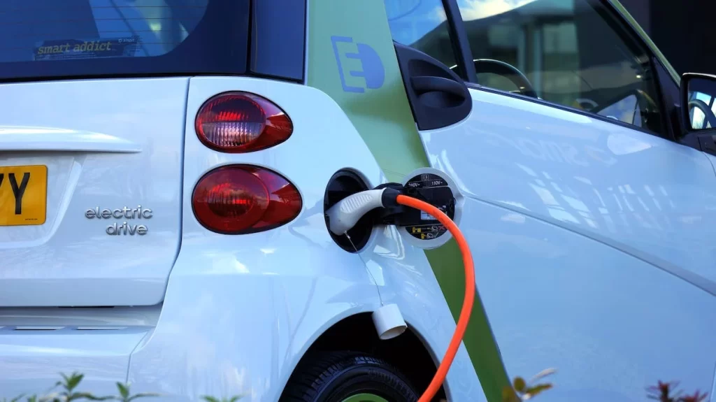 Assurance voiture électrique : bientôt une hausse des prix en 2024 ?