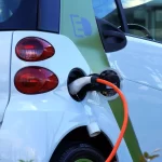 Assurance voiture électrique : bientôt une hausse des prix en 2024 ?