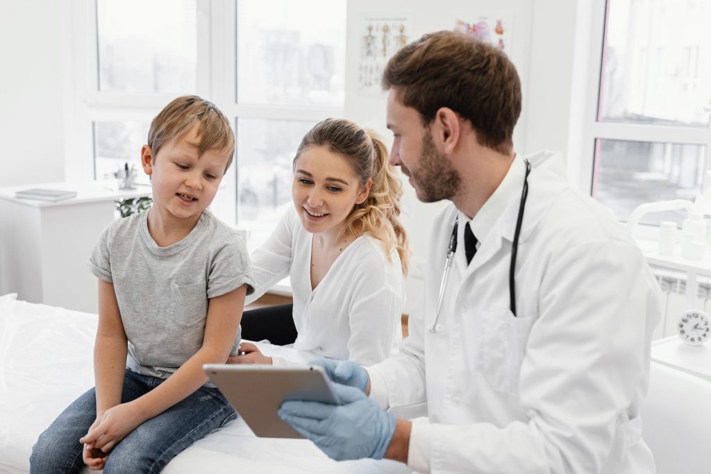 Conseils assurance santé pour familles avec jeunes enfants