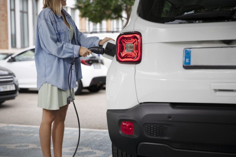 Voiture électrique ou hybride: laquelle coûte le plus à assurer ?