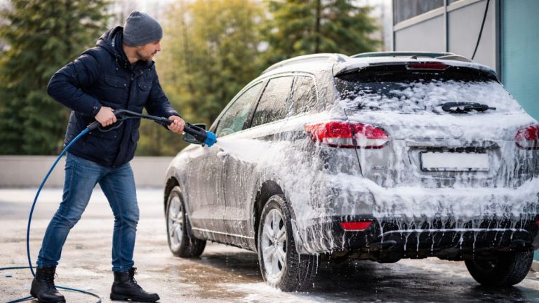 Laver sa voiture après la neige en station de lavage pour protéger la carrosserie.