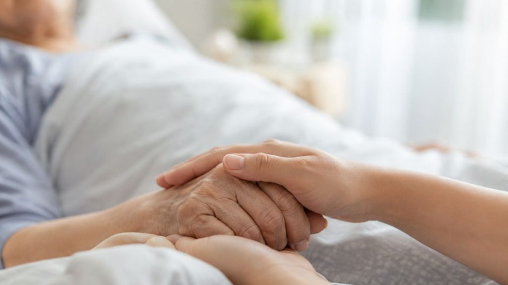 Accompagnement d'une personne âgée en soins palliatifs par un proche dans un environnement médical apaisant.
