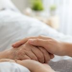 Accompagnement d'une personne âgée en soins palliatifs par un proche dans un environnement médical apaisant.