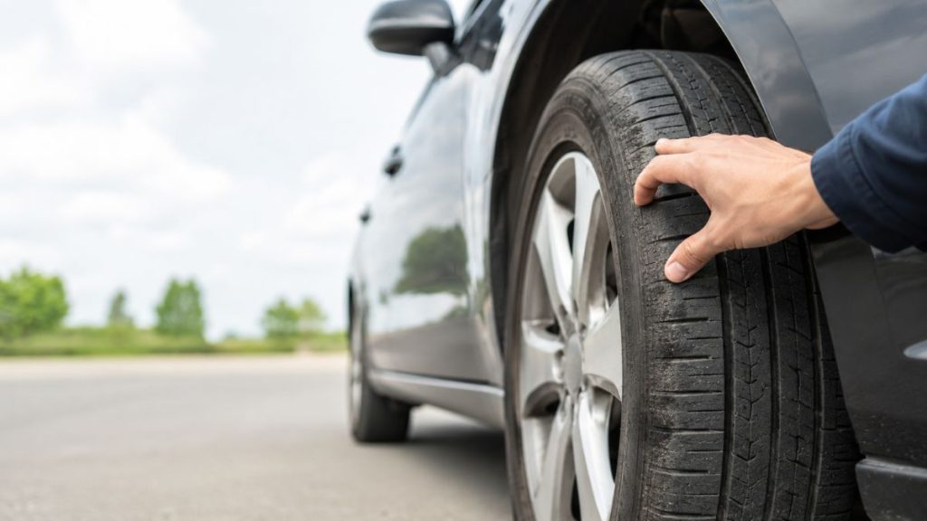 Contrôle visuel d’un pneu de plus de 10 ans sur une voiture