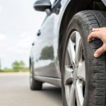 Contrôle visuel d’un pneu de plus de 10 ans sur une voiture