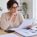 Femme consultant ses documents de remboursement de mutuelle santé