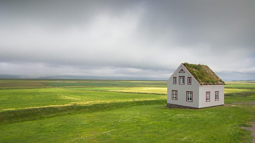 Maison individuelle en pleine campagne pour illustrer une assurance habitation