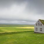 Maison individuelle en pleine campagne pour illustrer une assurance habitation